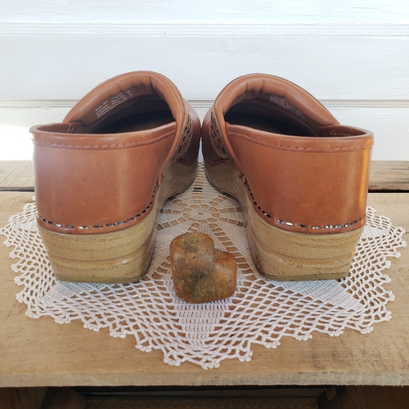 🌾Dansko Honey Clogs•Rustic Cottage•Western Tooled Belt•Tan•EU37/ 6.5-7 US - Picture 6 of 15